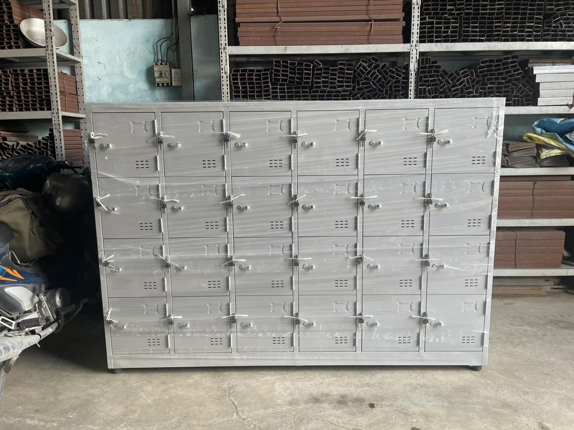 Tủ locker được làm từ chất liệu sắt thép sơn tĩnh điện bền bỉ, chống gỉ sét, đảm bảo tuổi thọ lâu dài.