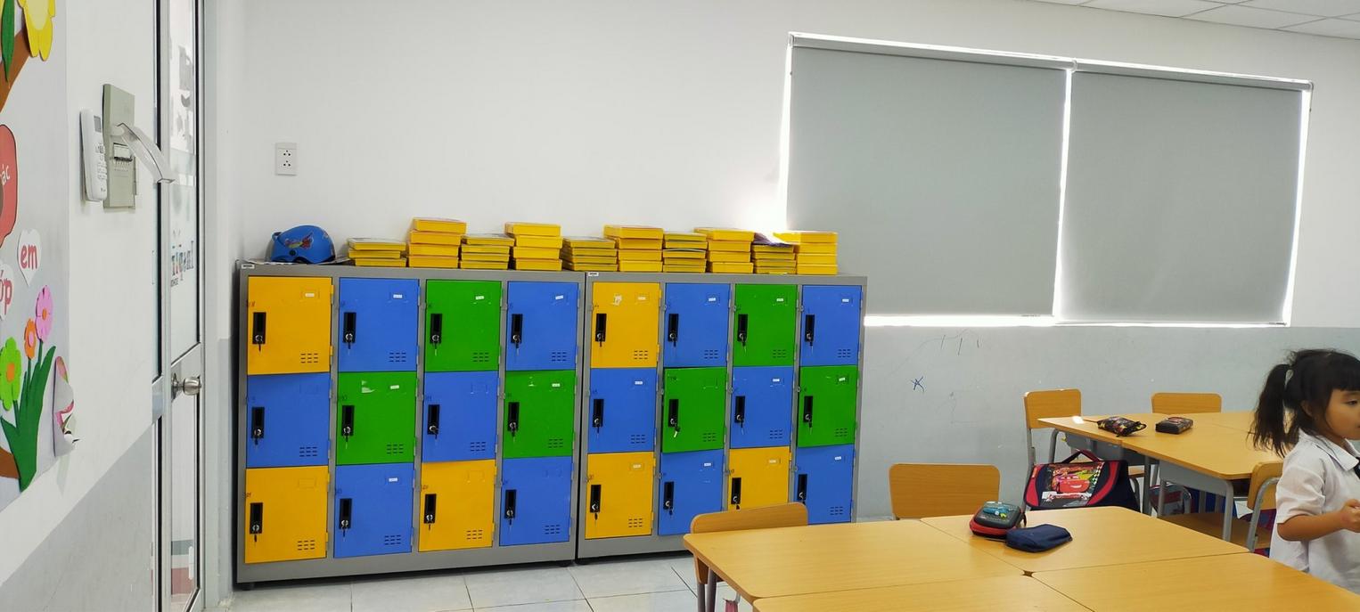 Bề mặt tủ locker được sơn tĩnh điện bóng bẩy, bền bỉ chống gỉ sét.