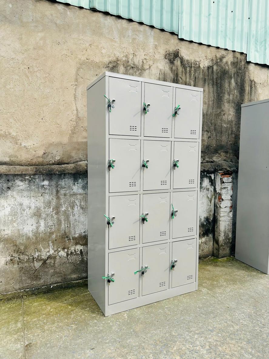 Bề mặt thép sơn tĩnh điện sáng bóng, chống oxy hóa và bền màu theo thời gian.