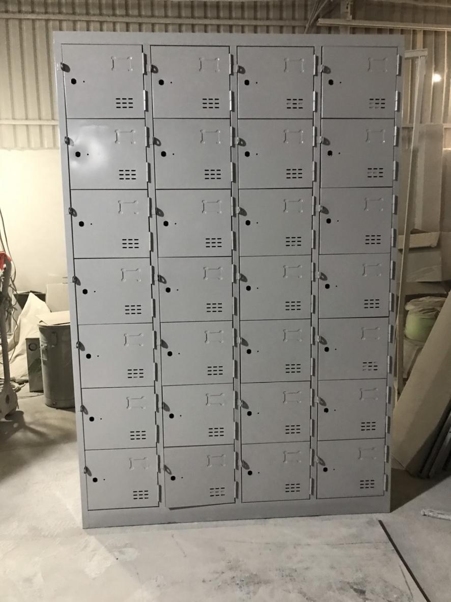 Bề mặt thép sơn tĩnh điện bền bỉ, chống gỉ sét của tủ locker.