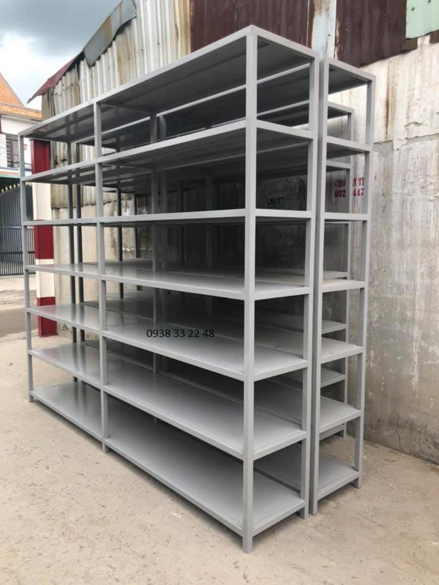 Chất liệu thép sơn tĩnh điện chống gỉ giúp kệ luôn bền bỉ và đẹp mắt.