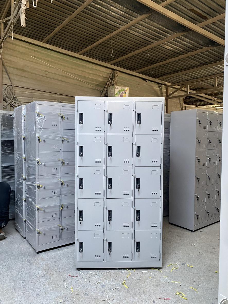 Hình ảnh cận cảnh chất liệu thép dày với lớp sơn tĩnh điện chống rỉ của tủ locker.