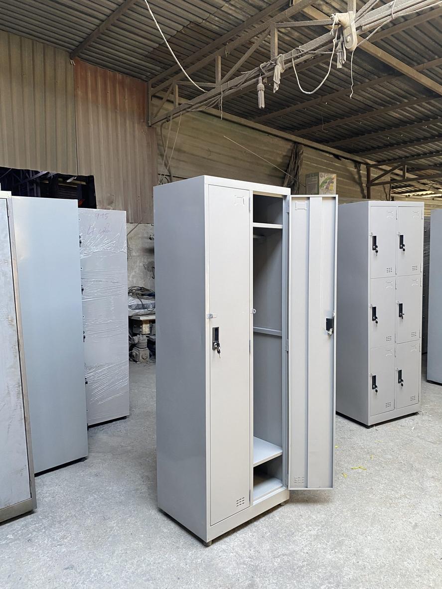 Hình ảnh cận cảnh bề mặt thép sơn tĩnh điện chống gỉ của tủ locker.