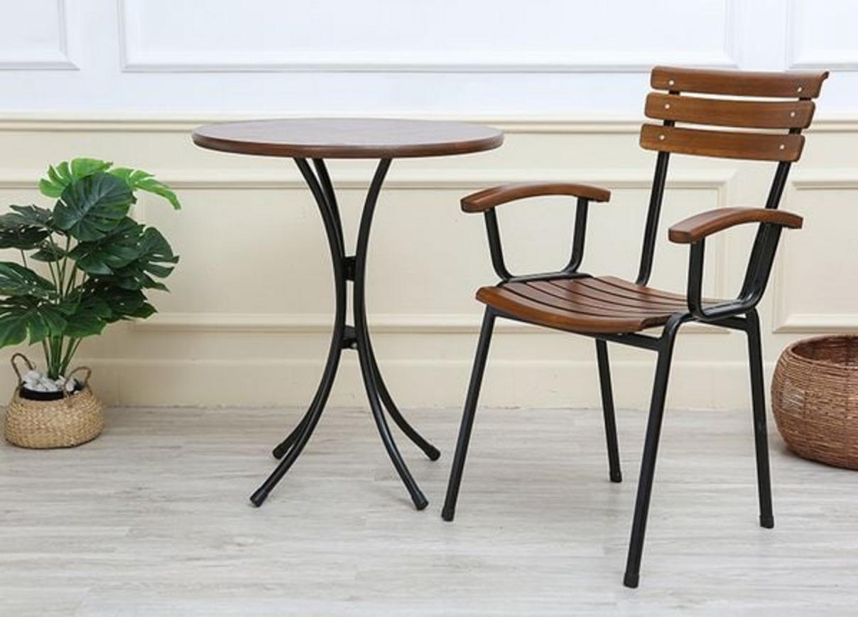 Hình ảnh minh họa khả năng chống nước, chống tia UV và chống mối mọt của bàn.