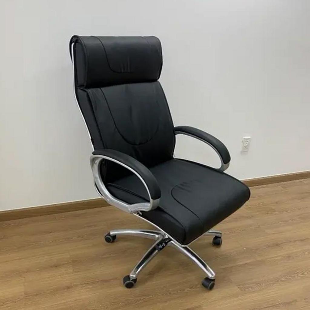 Da PU cao cấp với đường may tinh tế tạo nên vẻ sang trọng cho Ghế văn phòng DP001.