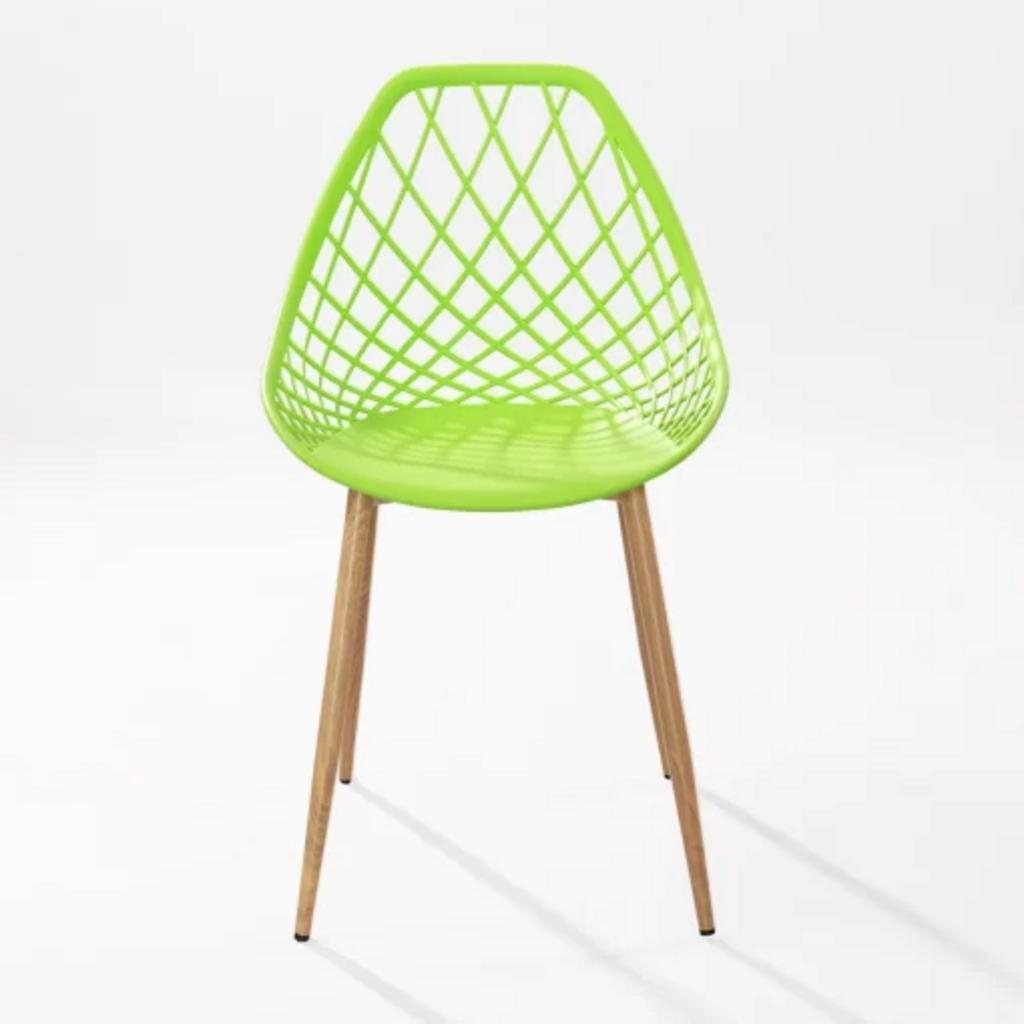 Mặt ghế nhựa PP cao cấp, bền bỉ và dễ dàng vệ sinh.