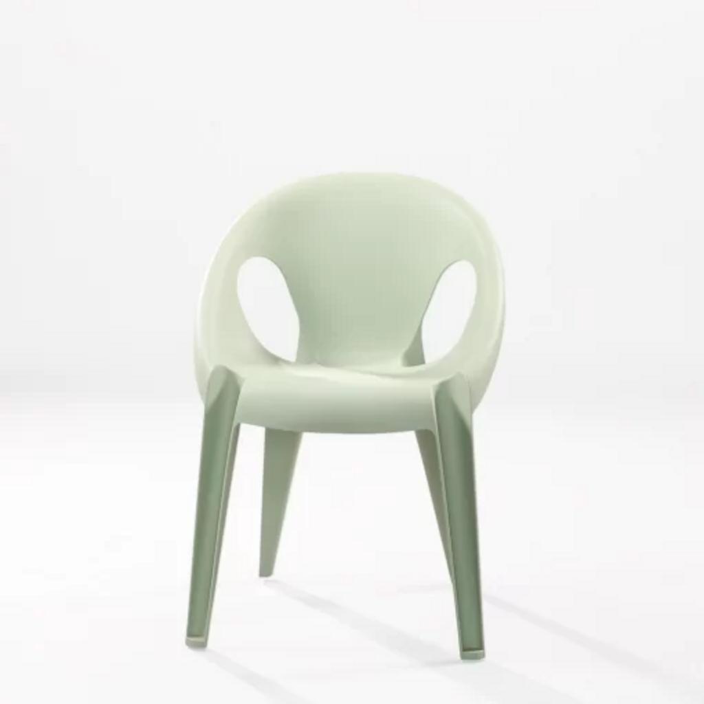 Chất liệu nhựa polypropylene nguyên khối bền bỉ, thích hợp sử dụng ngoài trời.