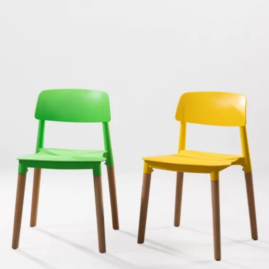 Mặt ghế và tựa lưng bằng nhựa PP cao cấp, bền và dễ vệ sinh.