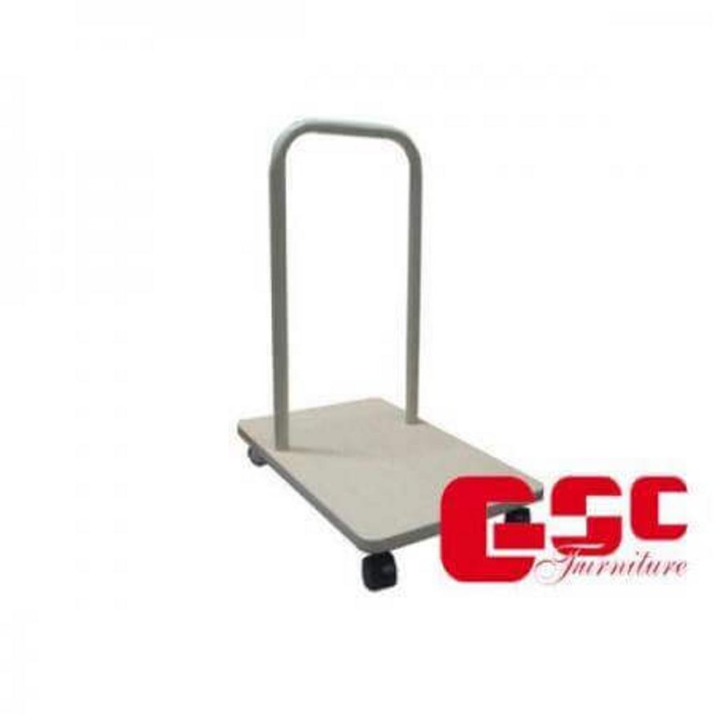 Hình ảnh cận cảnh đế gỗ công nghiệp phủ Melamine của Giá GCPU2, thể hiện độ bền và tính thẩm mỹ cao.