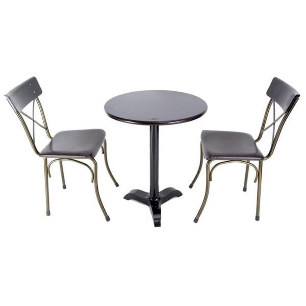 Khung sắt ống lớn tạo nên bộ khung chắc chắn, giúp bàn đứng vững và chịu lực tốt.