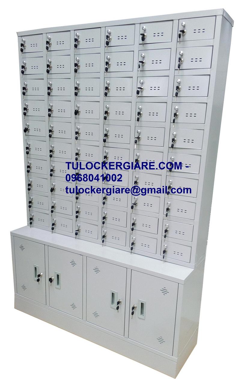 Hệ thống khóa liền tay nắm và tai móc cho phép dùng ổ khóa riêng, tăng bảo mật.