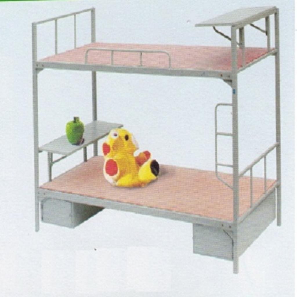 Bốn cọc màn chống muỗi đi kèm tạo không gian ngủ an toàn.