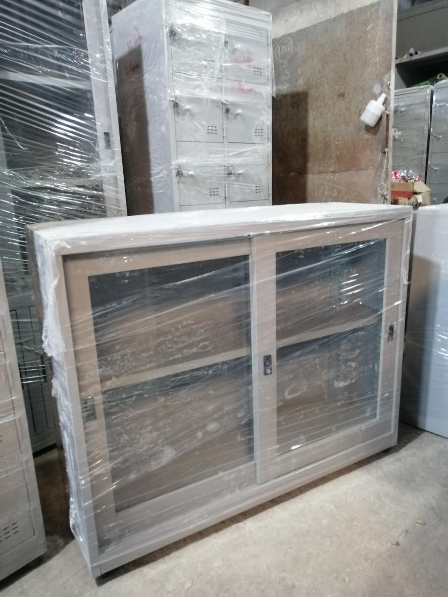 Cửa kính lùa cho phép quan sát nội dung bên trong chỉ bằng một cái nhìn — thuận tiện và chuyên nghiệp.