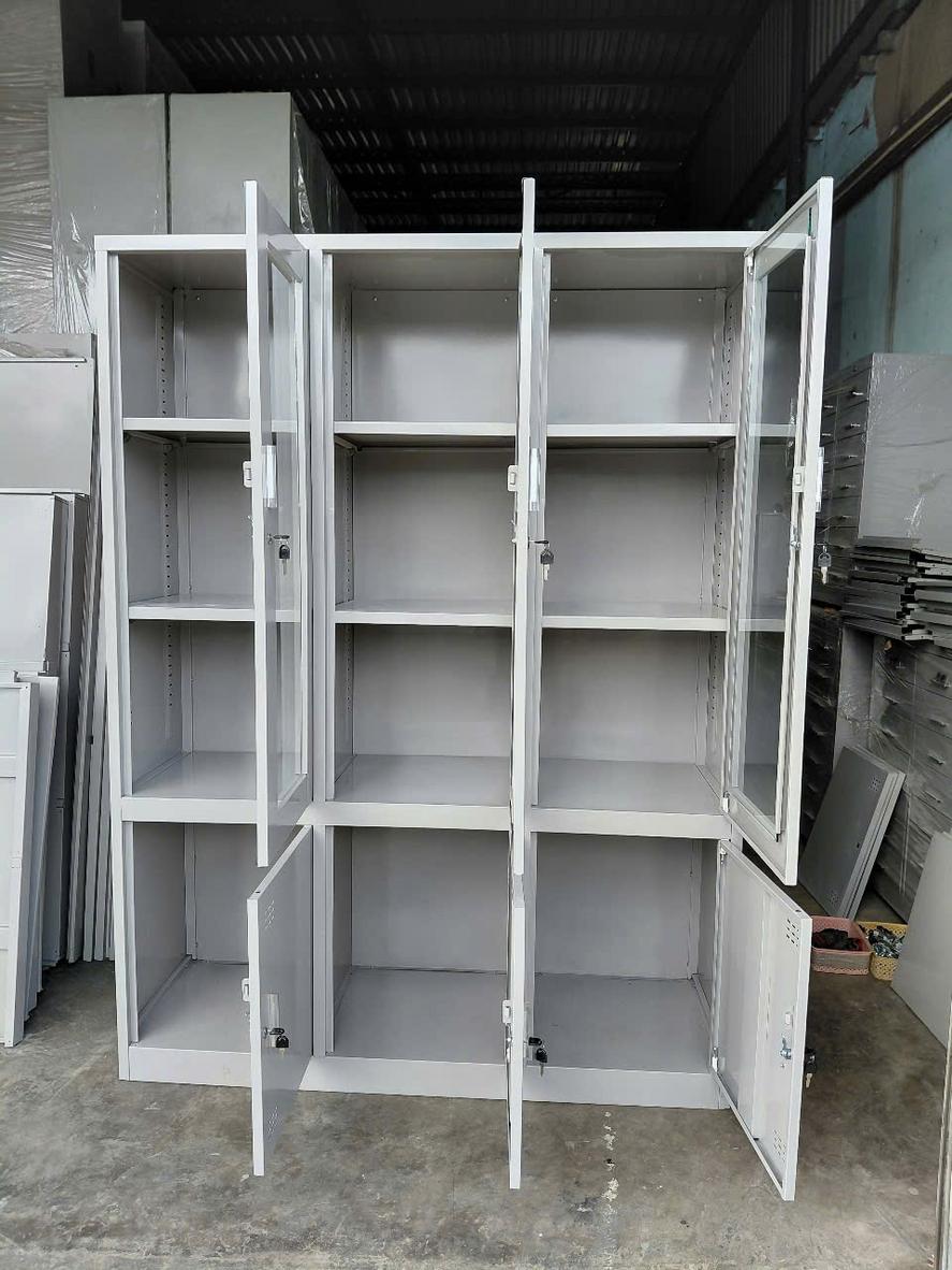 3 cánh kính trên để trưng bày; 3 cánh tole dưới để bảo mật.