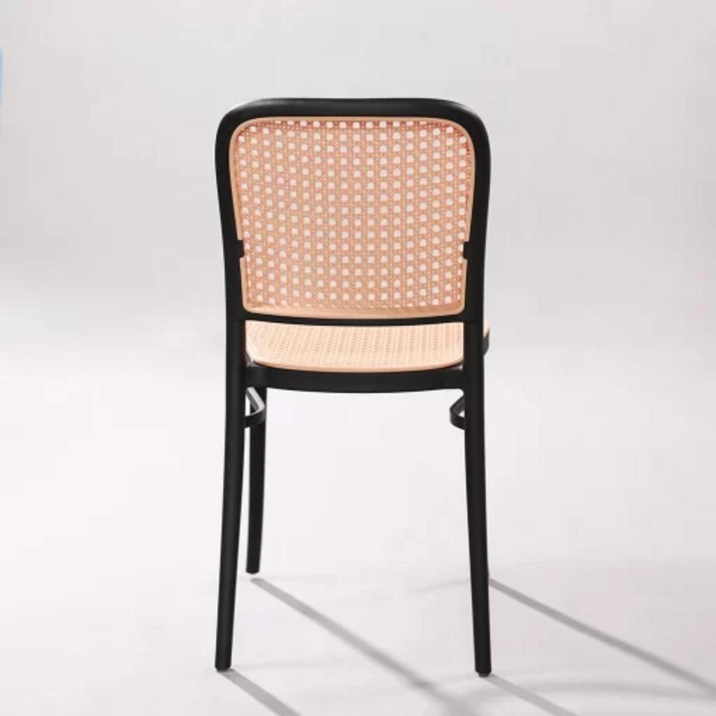 Ghế 3042 dễ dàng vệ sinh và tiện lợi cho việc di chuyển nhanh chóng.