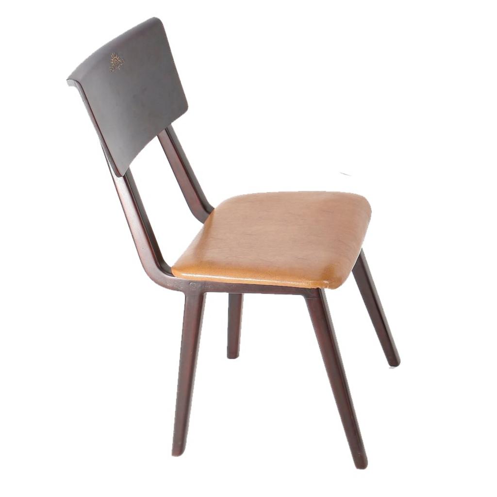 Đệm da giả cao cấp 30mm tạo sự êm ái và sang trọng cho người dùng.