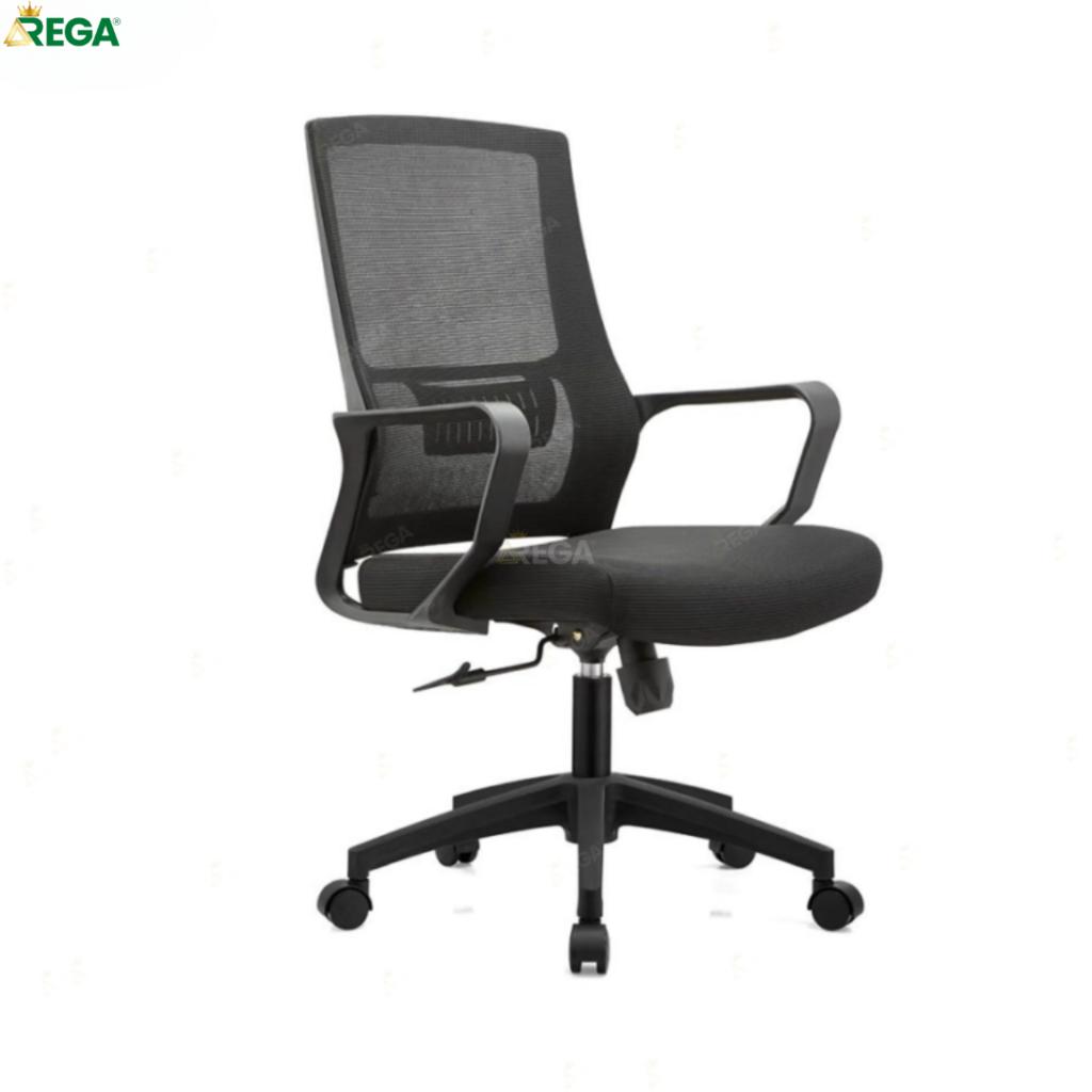 Đệm ghế simili cao cấp với lớp mút dày tạo sự êm ái và sang trọng.