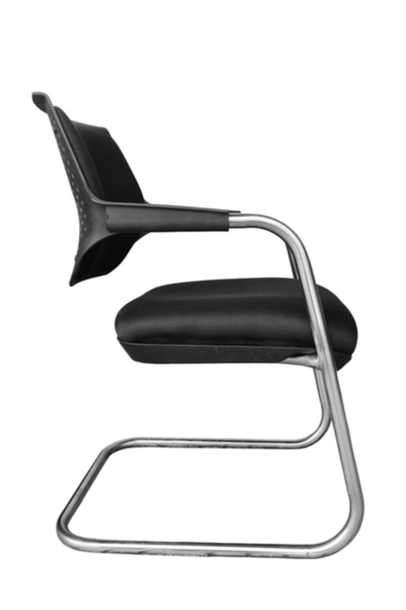 Đệm mút dày êm ái tạo cảm giác thoải mái lâu dài khi ngồi làm việc.