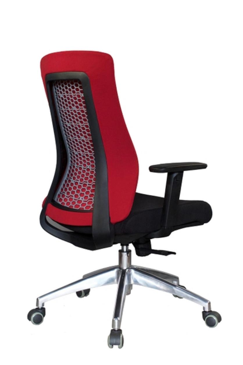 Đệm mút đúc định hình cao cấp của DP8335 mang lại cảm giác ngồi êm ái và hỗ trợ tốt cho sức khỏe.