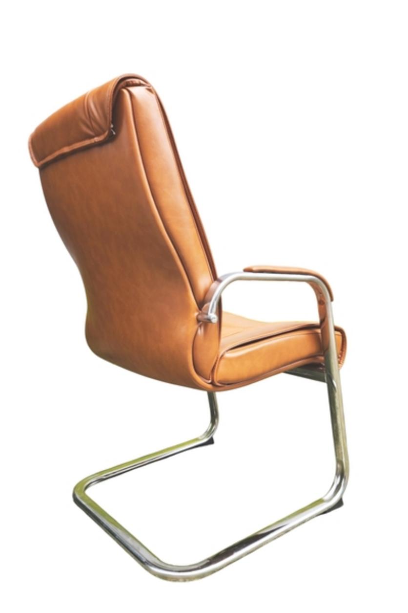 Đệm mút êm ái tạo sự thoải mái và hỗ trợ tốt cho người ngồi.