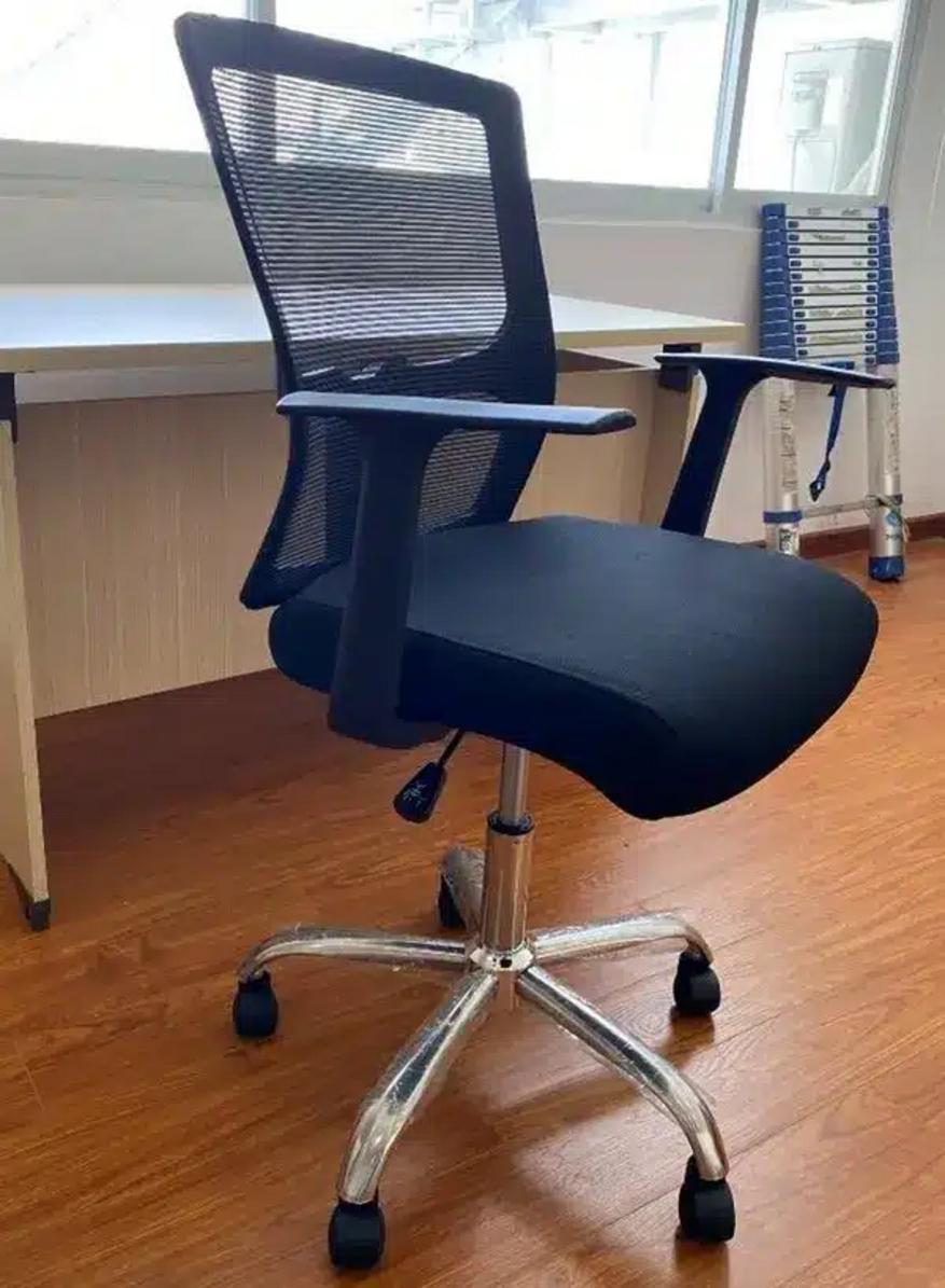 Đệm mút xốp đàn hồi cao bọc vải nỉ hoặc simili mang lại cảm giác êm ái.