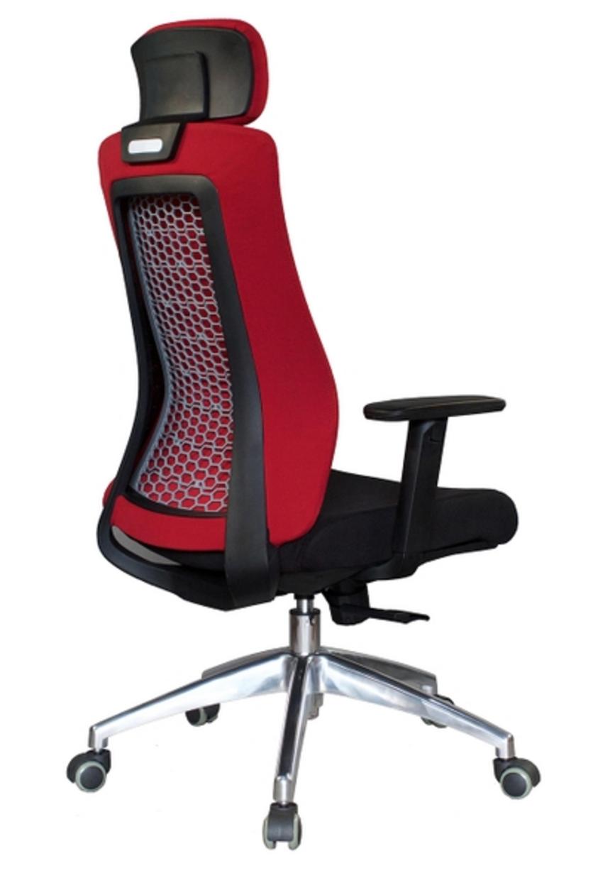 Đệm ngồi đúc mút cao cấp, bọc vải nỉ hoặc simili tạo cảm giác êm ái và bền bỉ.