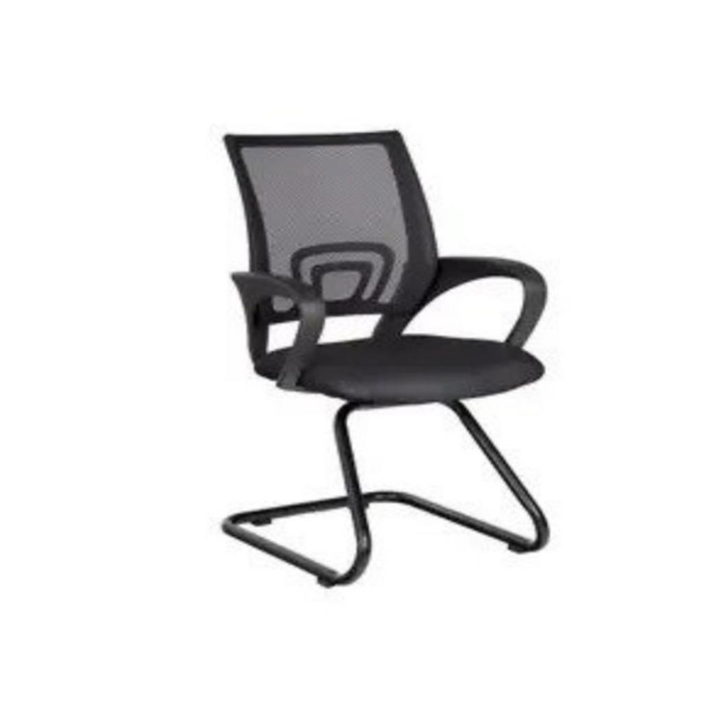 Đệm ngồi mút xốp bọc vải nỉ tạo cảm giác mềm mại và thoải mái suốt ngày dài làm việc.