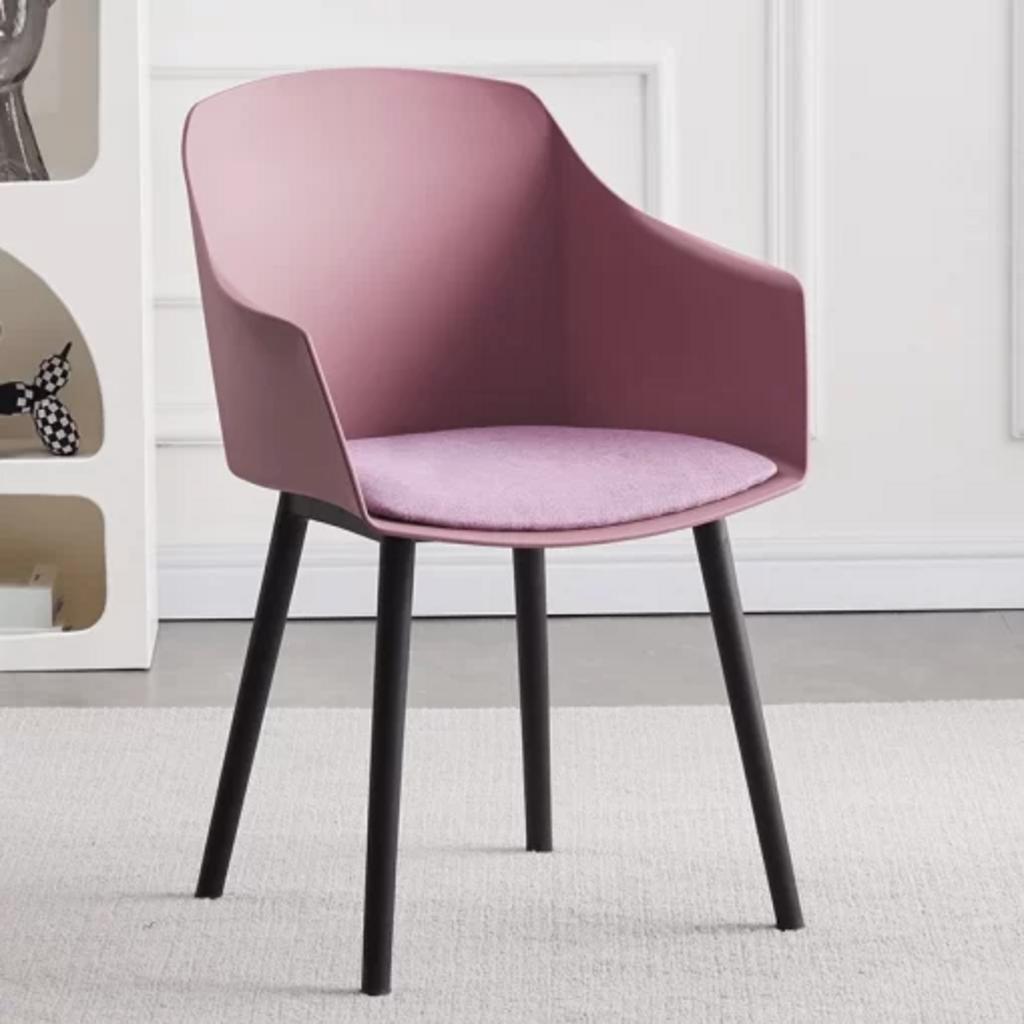 Đệm vải nhung hoặc nỉ cao cấp mang lại sự êm ái và thoải mái.