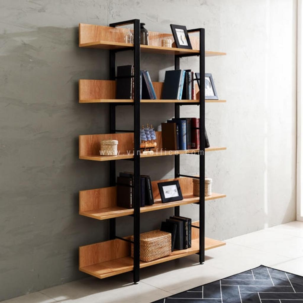 Cơ chế V-lỗ cho phép điều chỉnh khoảng cách các tầng kệ, thể hiện tính linh hoạt trong bố trí