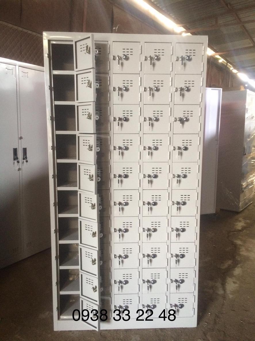 Sắt dày 0.5–0.7 mm với sơn tĩnh điện và chân cao su — bền bỉ, ít phải bảo trì.