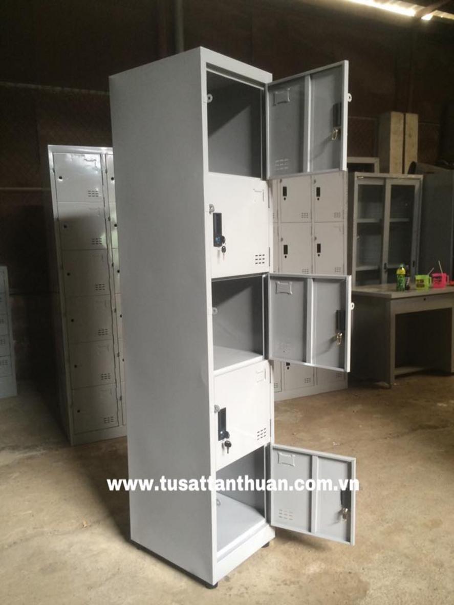 Mỗi ô có khóa locker liền tay nắm và tai móc để sử dụng khóa cá nhân — tăng an toàn.