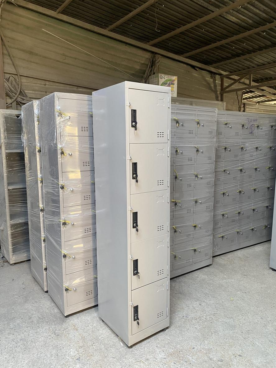 Bảng tên giúp nhận diện; lỗ thông gió giữ đồ dùng thoáng khí, hạn chế mùi ẩm.