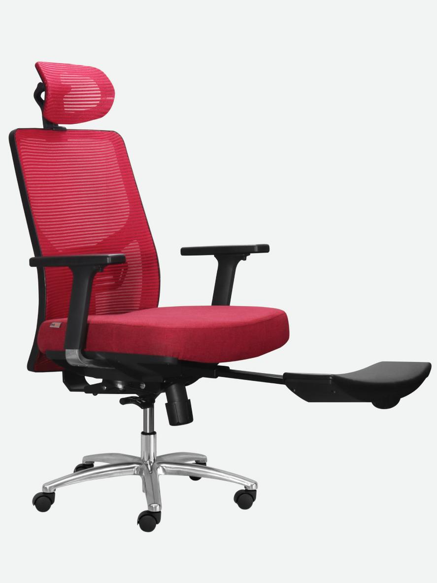 Gác chân kéo ra cho khoảnh khắc nghỉ ngơi ngắn ngay trên ghế làm việc.