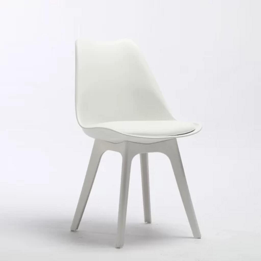 Chân ghế nhựa bền chắc, mang lại sự ổn định và an toàn.