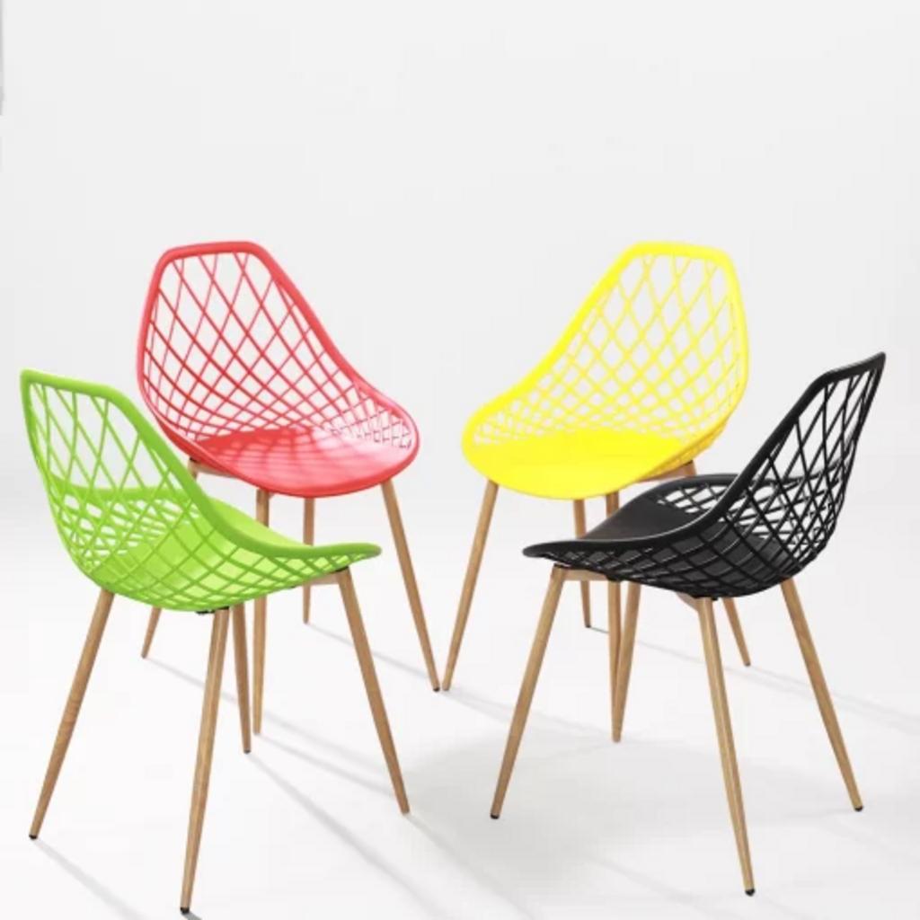 Chân ghế sắt giả gỗ vừa đẹp mắt vừa bền bỉ chắc chắn.