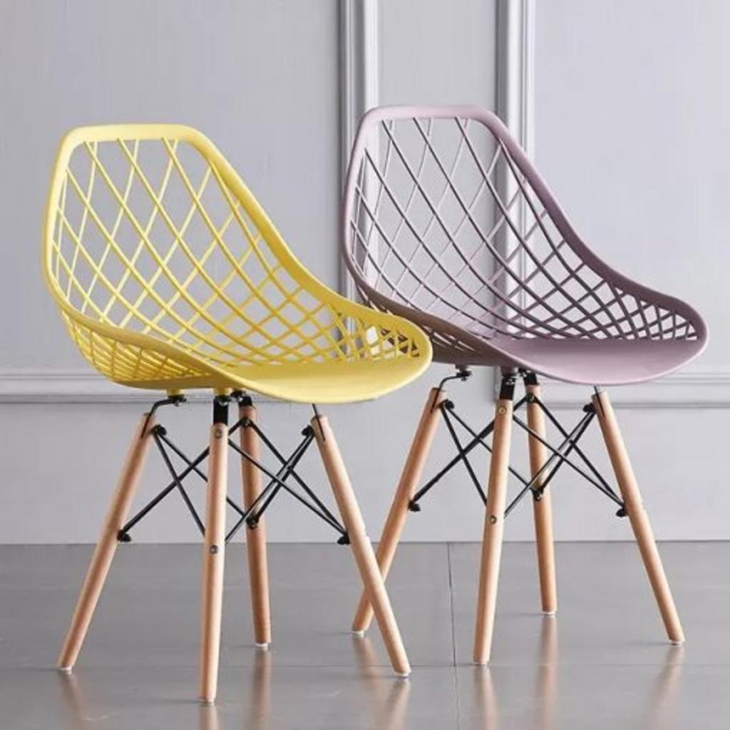 Chất liệu nhựa PP nguyên khối giúp ghế bền bỉ, dễ dàng vệ sinh.