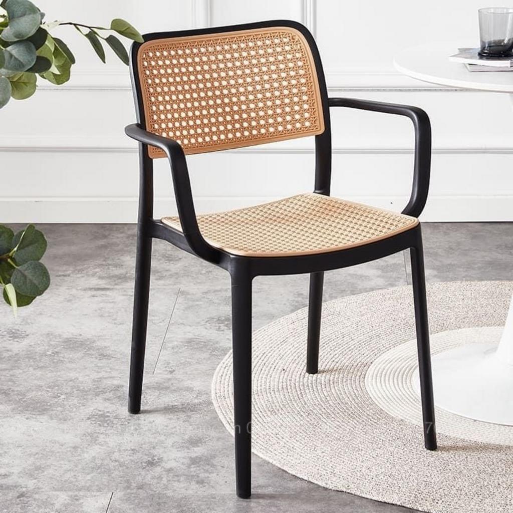 Lưng và nệm giả mây đan mắt cáo tạo sự thoáng khí và sang trọng.