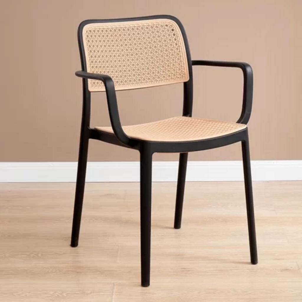 Tay vịn cong nhẹ của Ghế 3052 tạo sự thoải mái tối ưu.