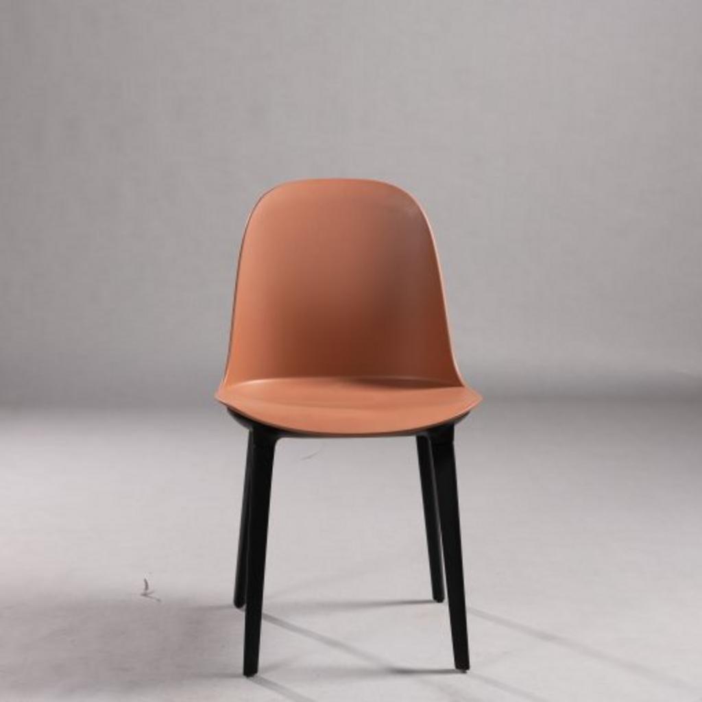 Hình ảnh chính của Ghế nhựa cafe GAI 51 nổi bật trong không gian quán cafe hiện đại.