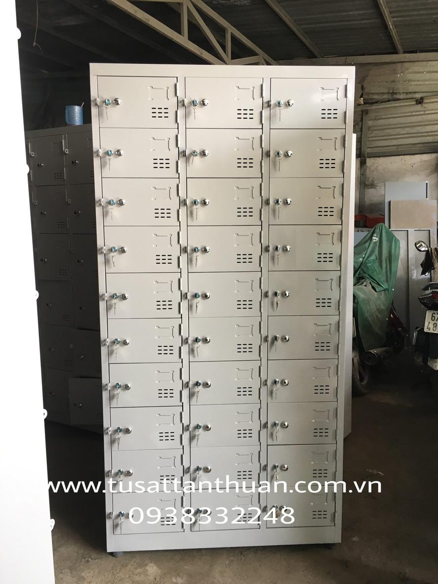 Hình ảnh tổng quan của Tủ locker 30 ngăn 3 khoang 30C3K với thiết kế hiện đại và chắc chắn.
