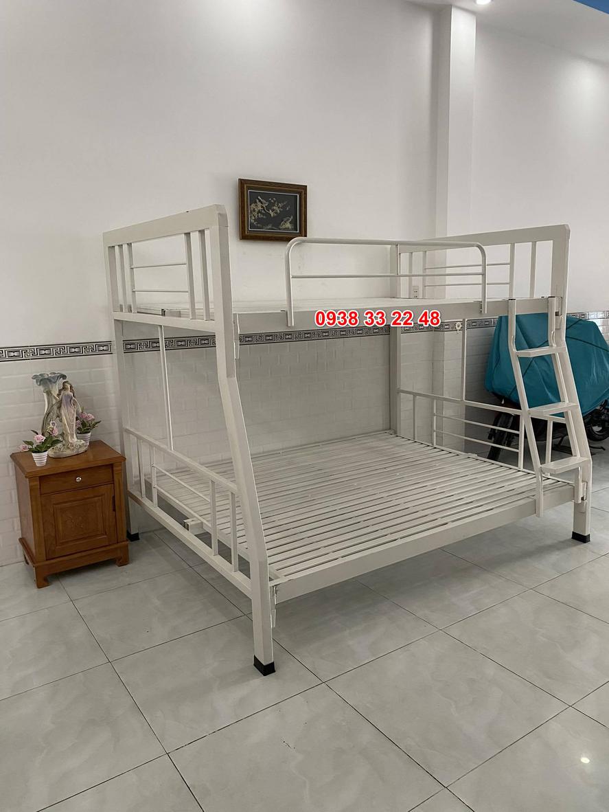 Hình ảnh tổng quan giường sắt 2 tầng lệch hộp 48 1m2x1m4 trong không gian hiện đại.