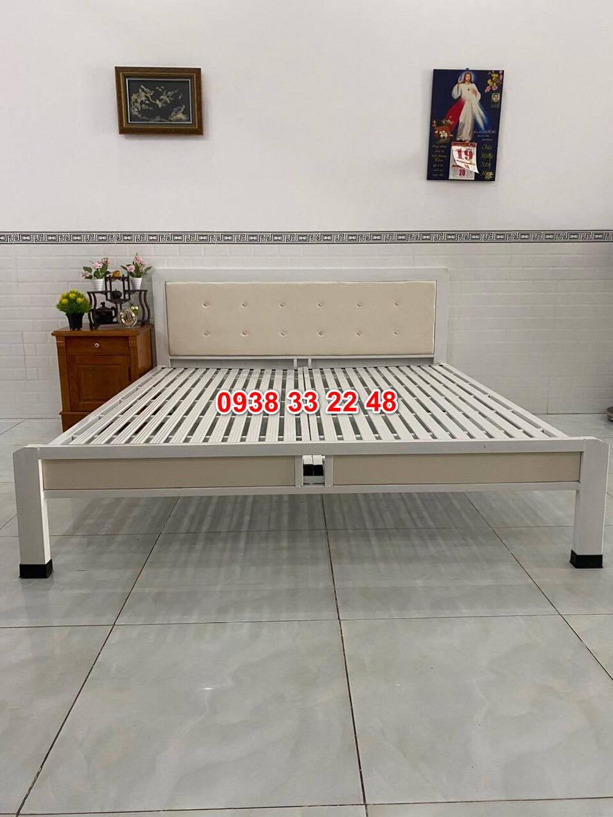 Ảnh sản phẩm Giường sắt đơn hộp vuông ngang 1m6 trong không gian hiện đại.