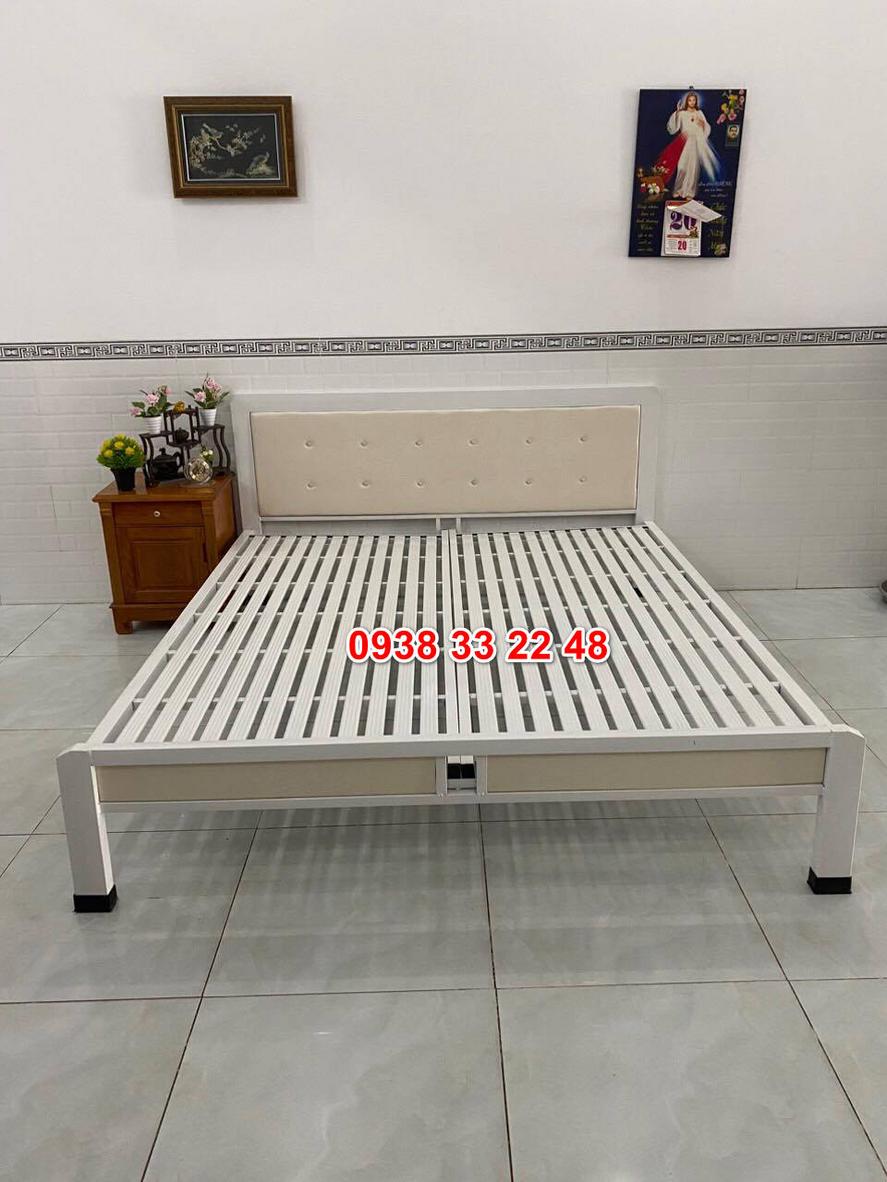 Hình ảnh tổng quan của Giường sắt đơn hộp vuông ngang 1m8, thể hiện sự chắc chắn và thiết kế hiện đại.