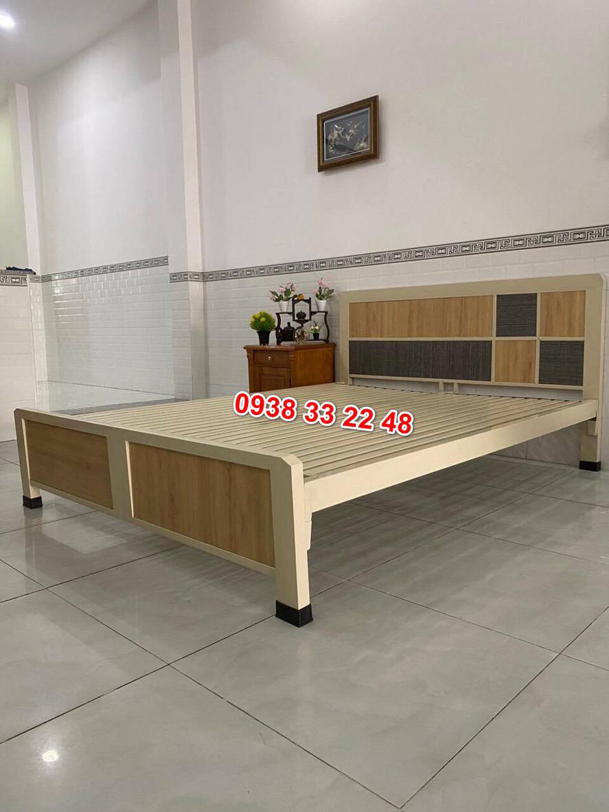 Hình ảnh nổi bật của Giường sắt giả gỗ màu nâu ngang 1m8 trong không gian phòng ngủ hiện đại.