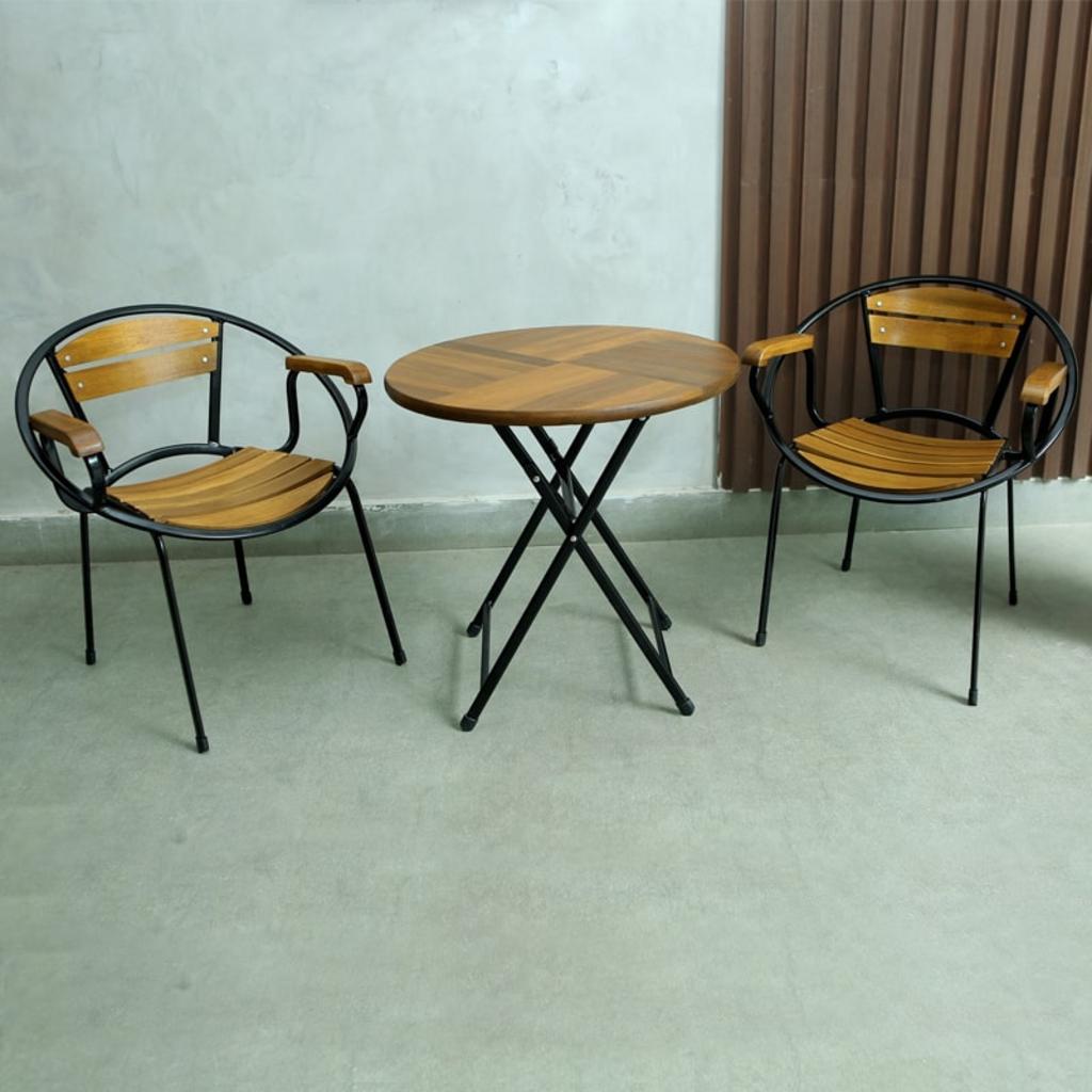 Hình ảnh chi tiết mặt bàn gỗ Acacia dày 24mm, thể hiện độ bền và kết cấu chắc chắn.