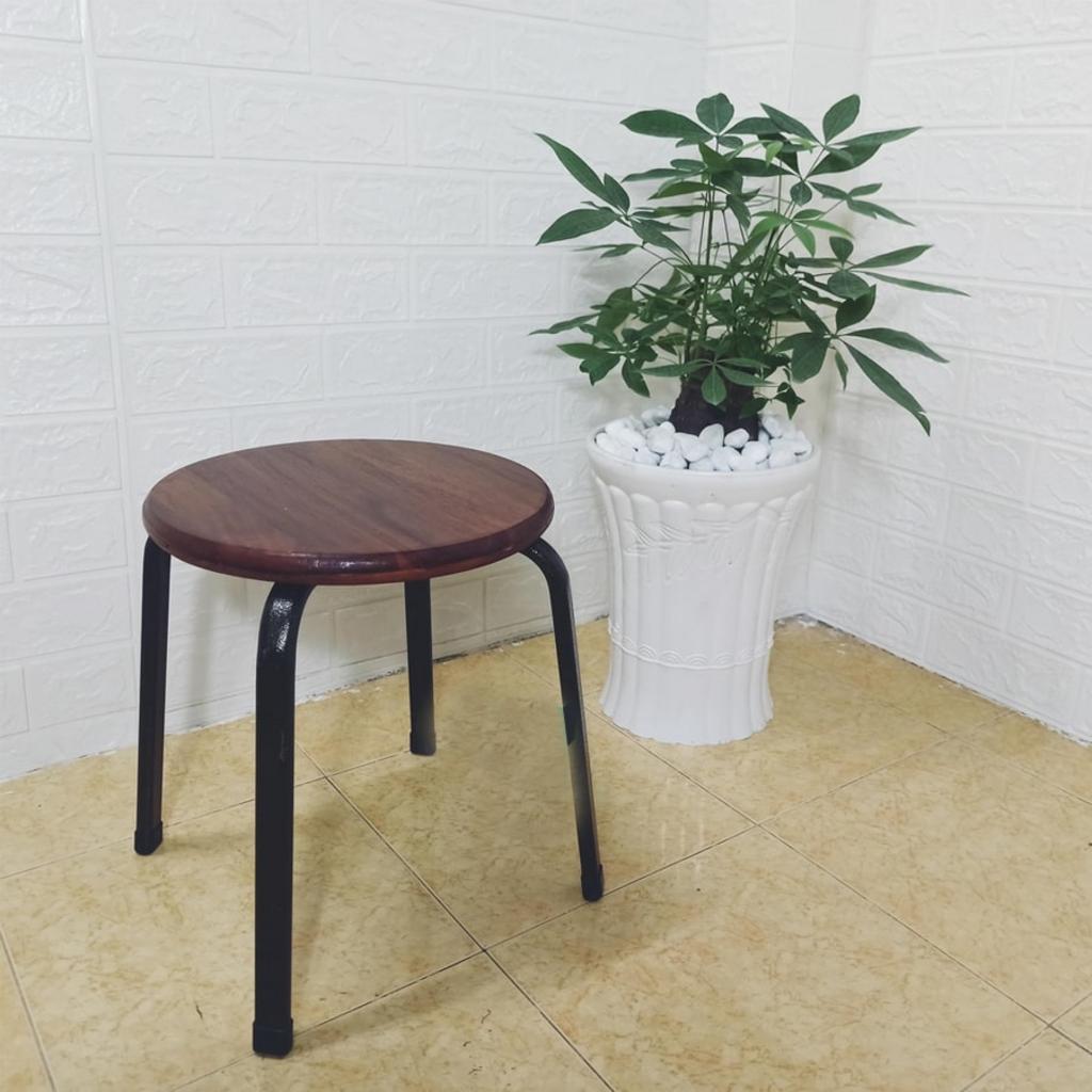 Gỗ Acacia tự nhiên cao cấp với lớp phủ dầu chống nước bảo vệ bề mặt ghế.