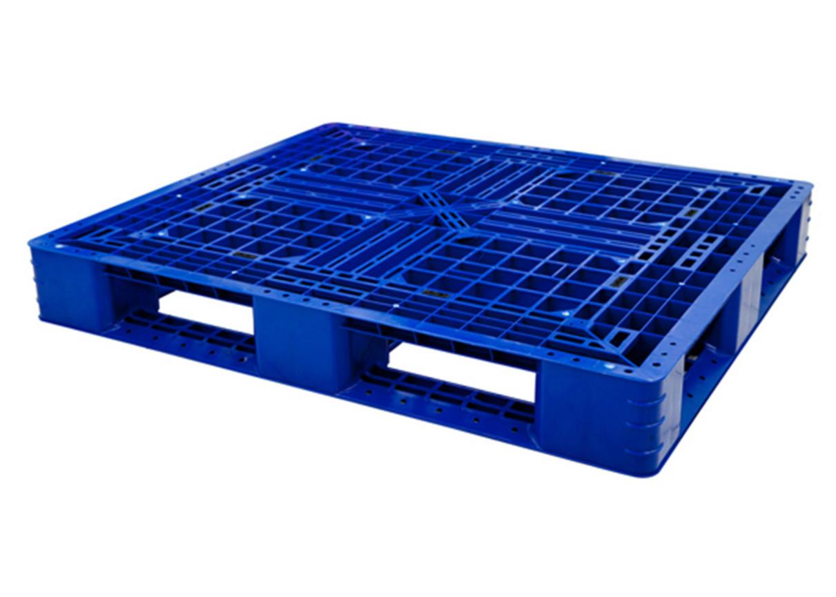 Pallet 480 (HDPE) — thiết kế chắc chắn, dễ vệ sinh, phù hợp kho bãi và vận chuyển.