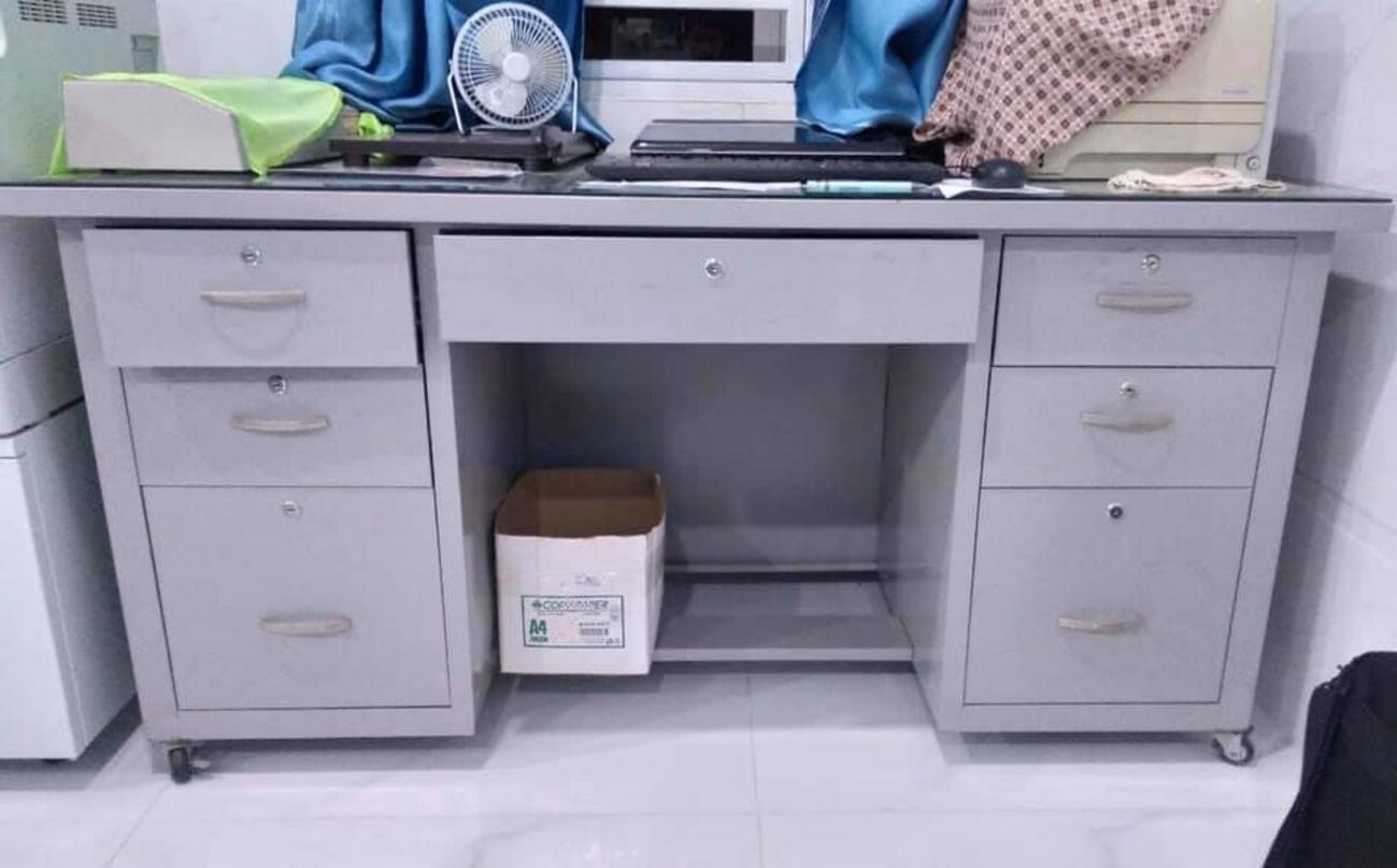 Hình ảnh tổng thể của Bàn sắt văn phòng B70x140x7k với bố cục hiện đại, sang trọng.