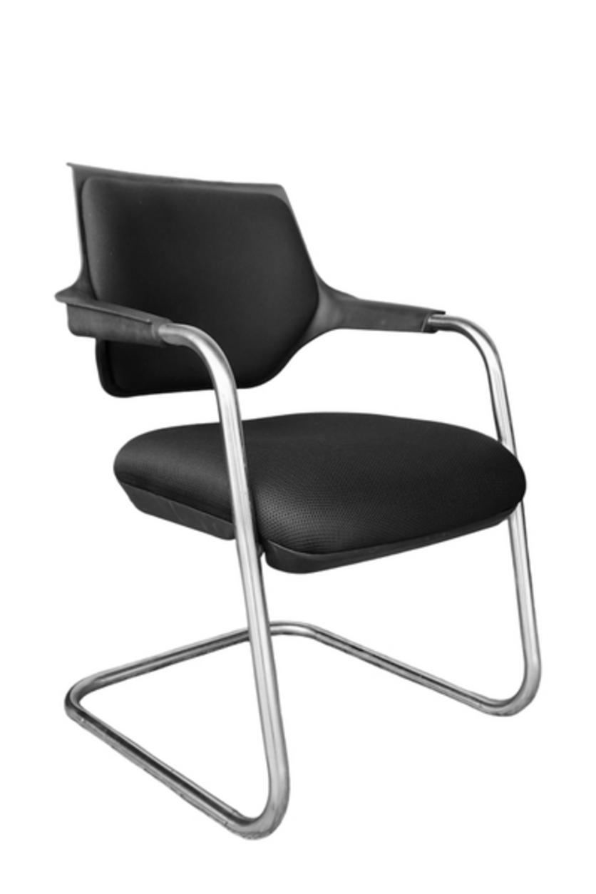 Ghế văn phòng DP468 nổi bật với thiết kế hiện đại, khung inox sáng bóng và phần lưng ghế lưới thoáng mát.