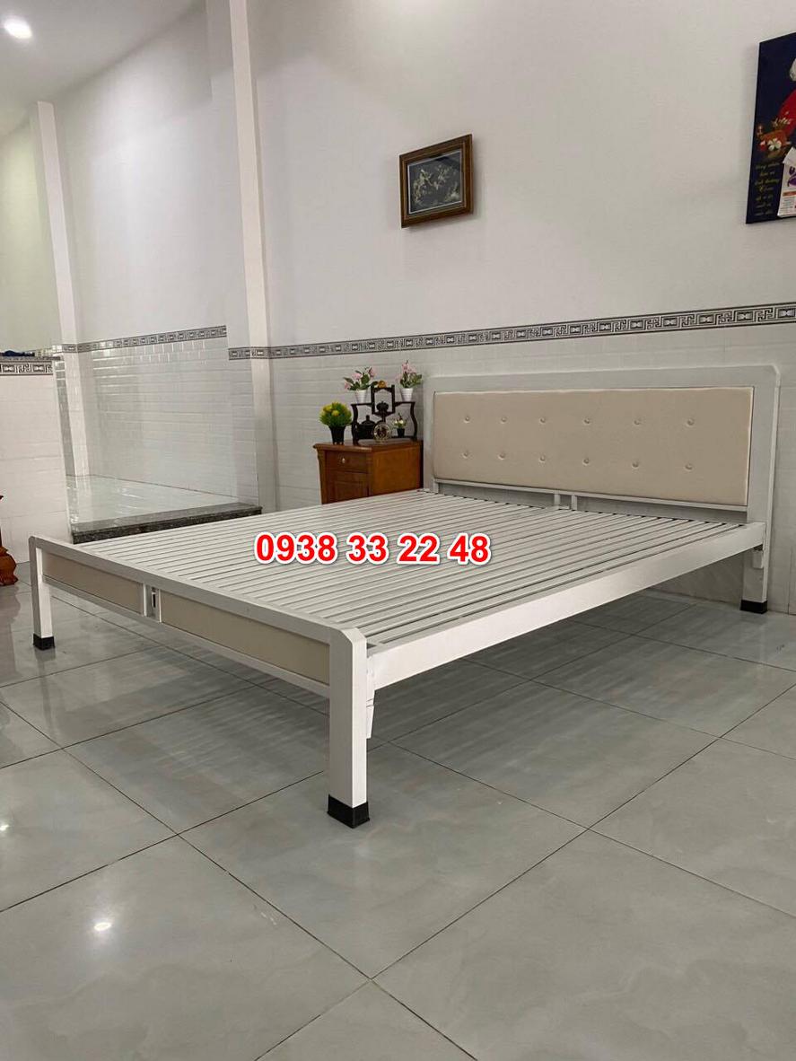 Giường sắt đơn hộp trắng 1m4 - sự kết hợp hoàn hảo giữa bền bỉ và thiết kế hiện đại.